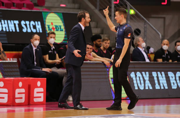 双方都承受 双方都承受